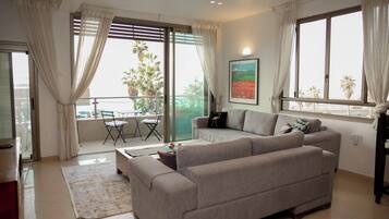 Deluxe Apartment, 2 Bedrooms, Beach View, Sea Facing | Front of property