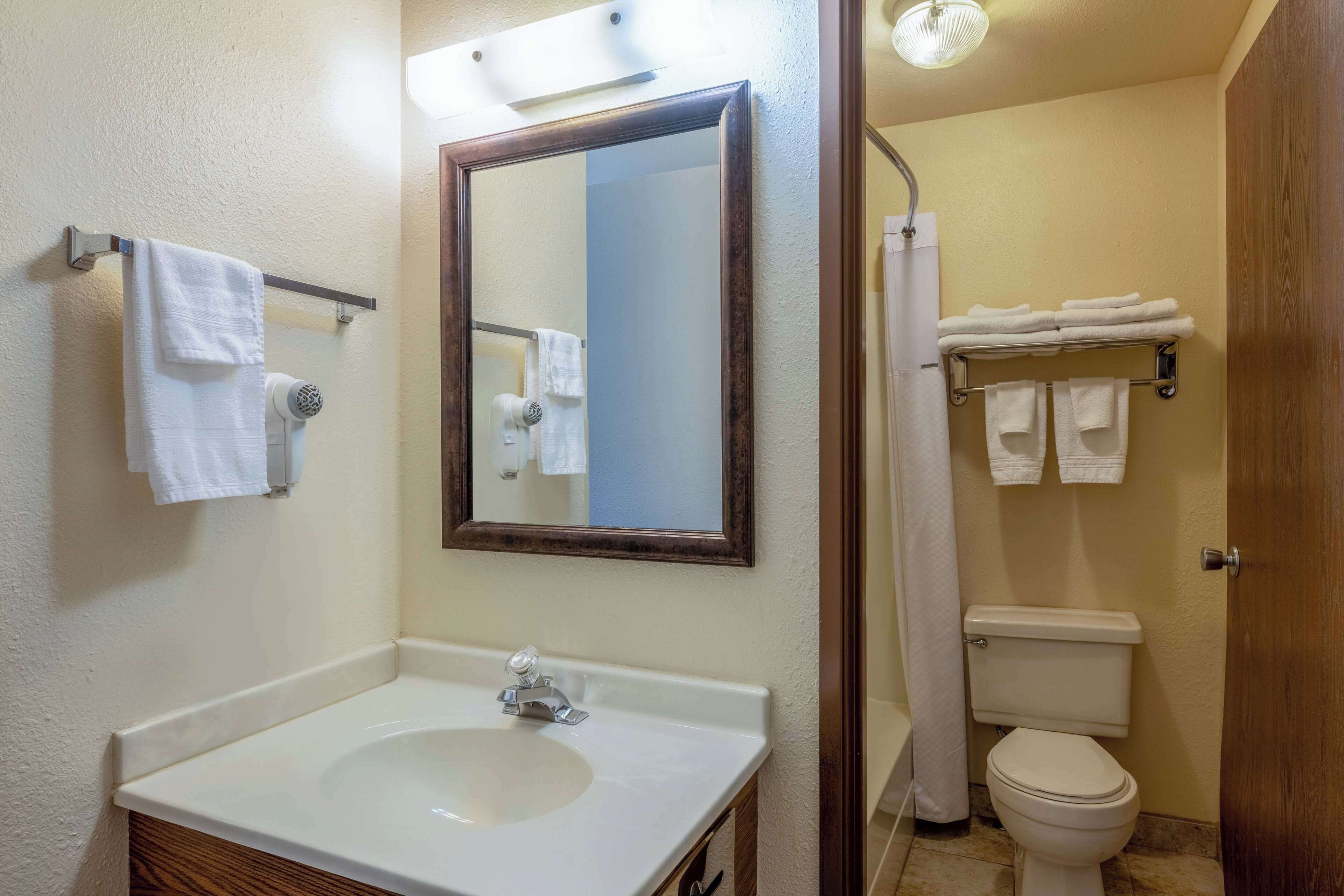 Combined shower/bathtub, free toiletries, hair dryer, towels