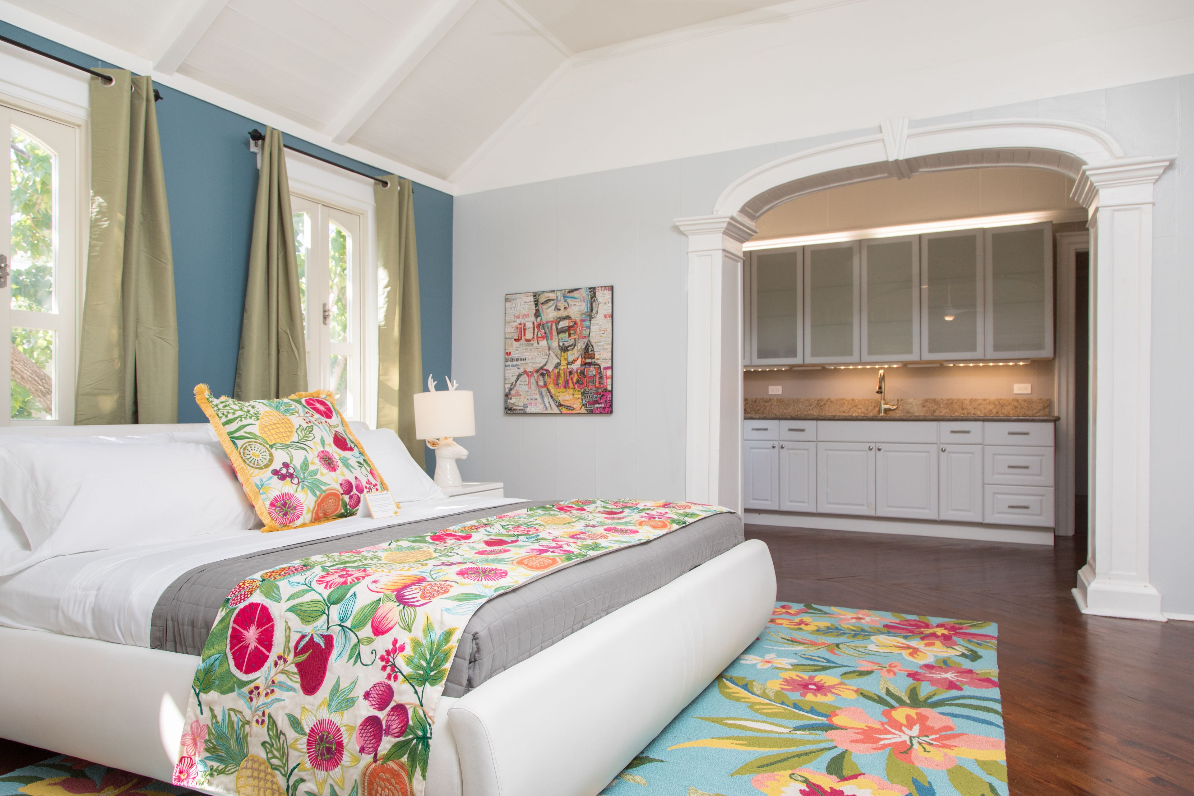 Quarto casal premium, várias camas, cozinha americana, vista para a piscina (Murray) | Roupas de cama premium, frigobar, individualmente decorados