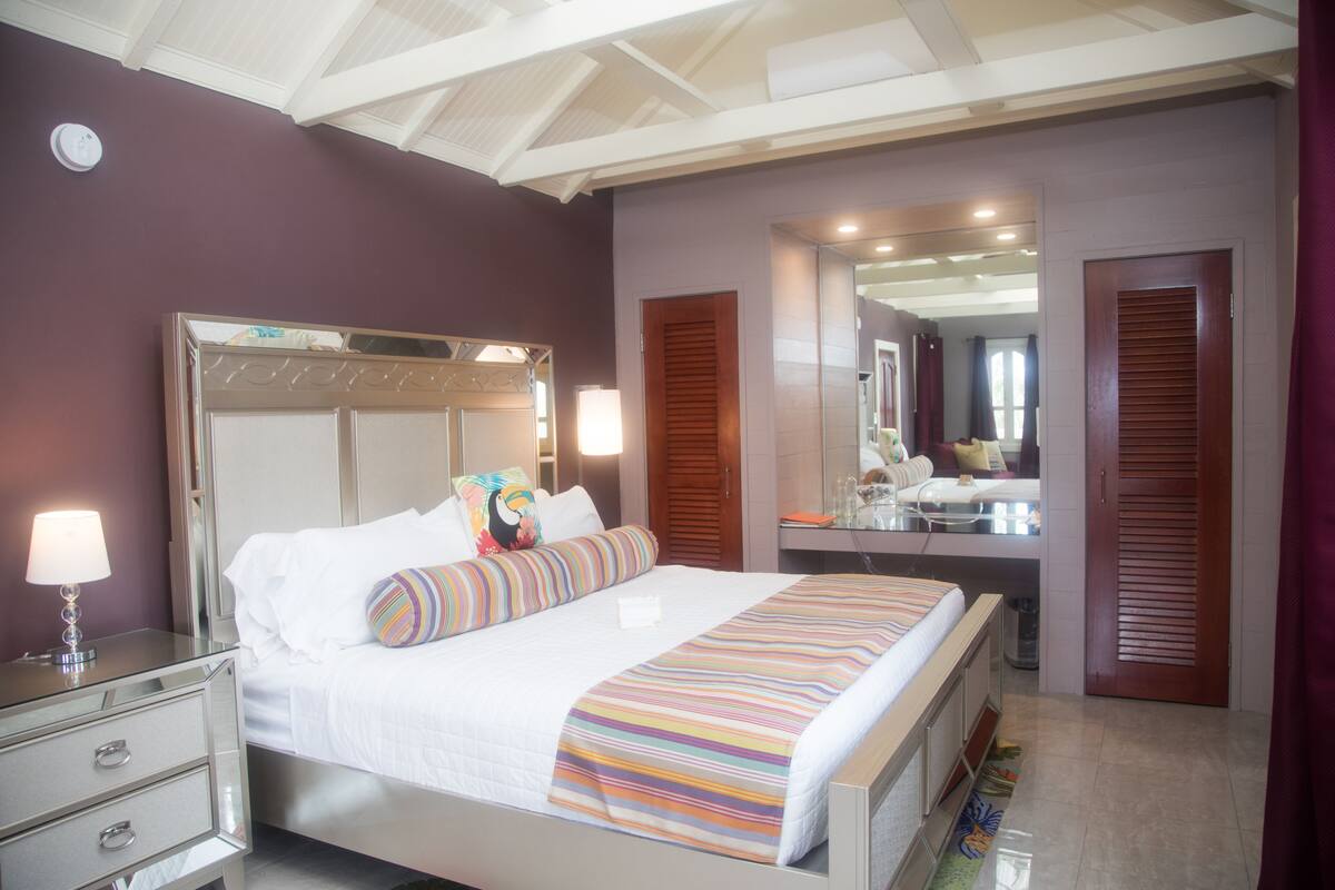 Premium Studio Suite, 1 King Bed, Balcony, Pool View (Adults 25+) (The Arlington) | Premium bedding, minibar, desk, iron/ironing board
