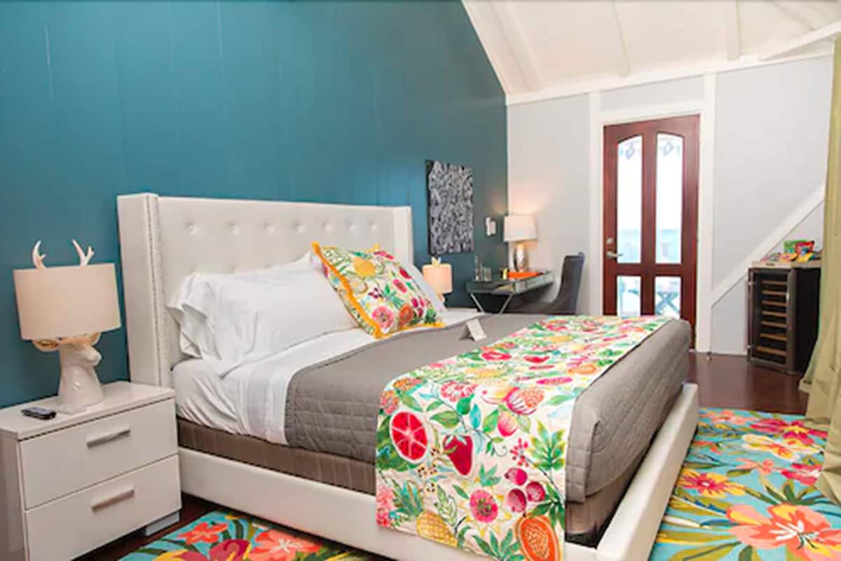 Premier Room, 1 King Bed, Sea View (Francis' Room) | Premium bedding, minibar, desk, iron/ironing board