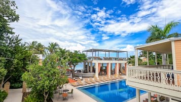 2 piscinas al aire libre, sombrillas, sillones reclinables de piscina