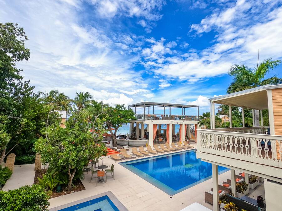 2 piscines extérieures, accès possible de 7 h à 22 h, parasols