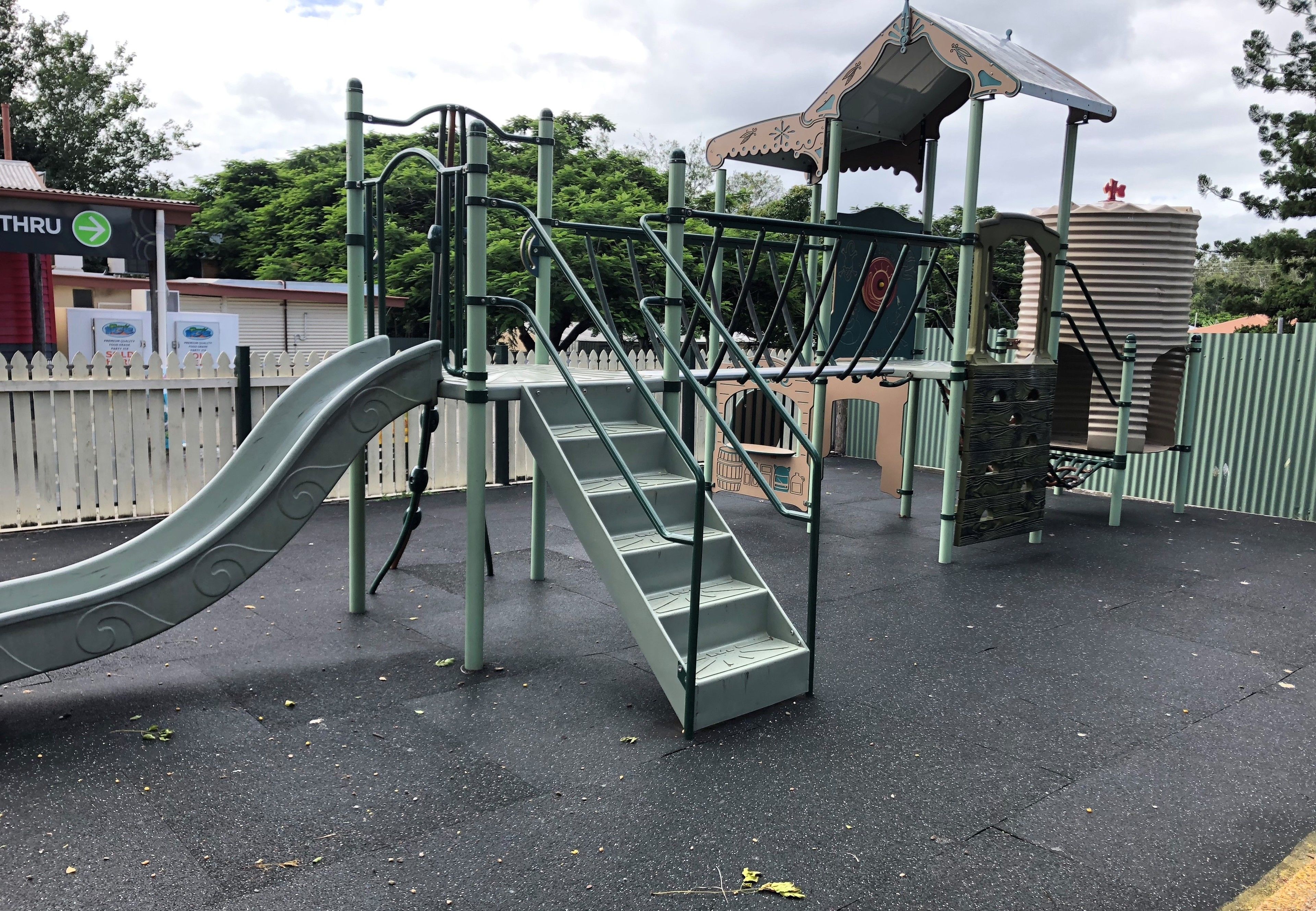 室外兒童遊樂區