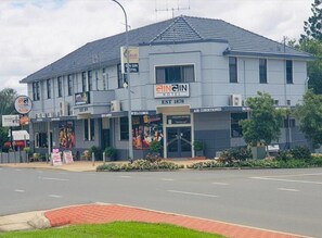 Front of property - Gin Gin Budget Accommodation (Gin Gin)