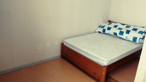 Escrivaninha, cortinas blackout, quartos à prova de som