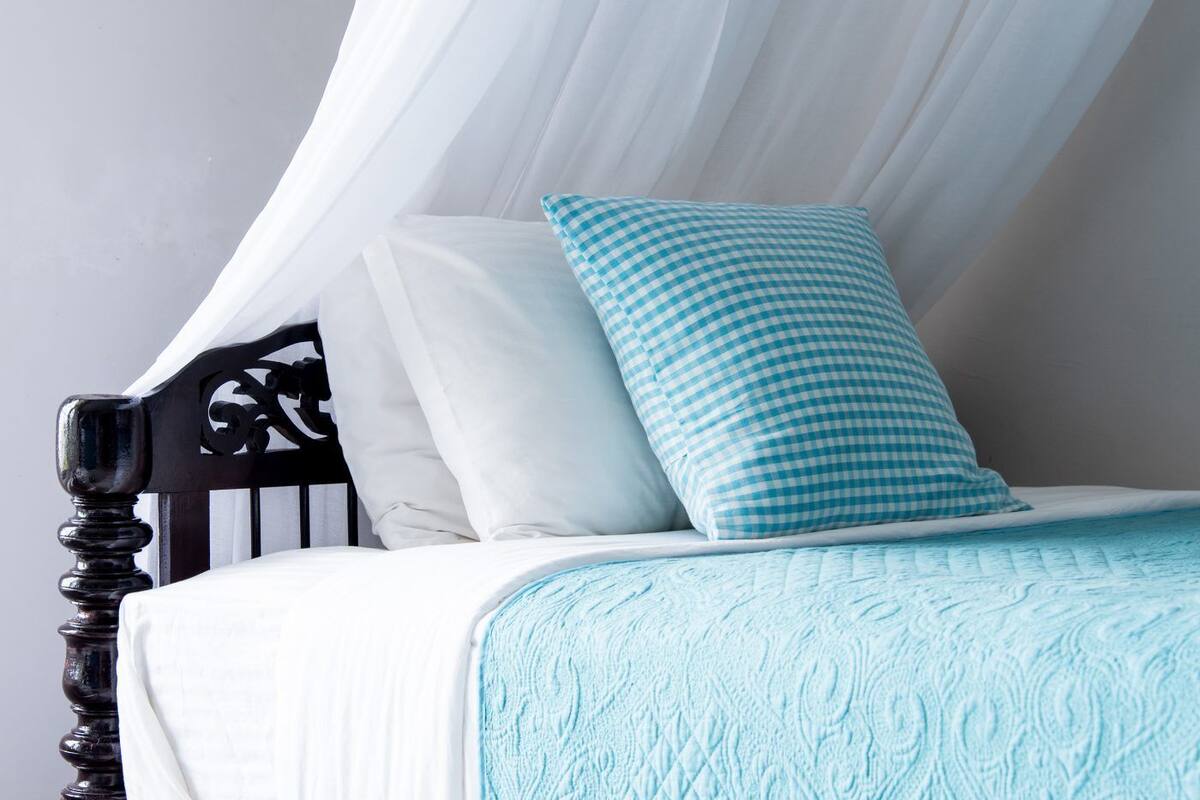 Suite | Desk, soundproofing, free rollaway beds