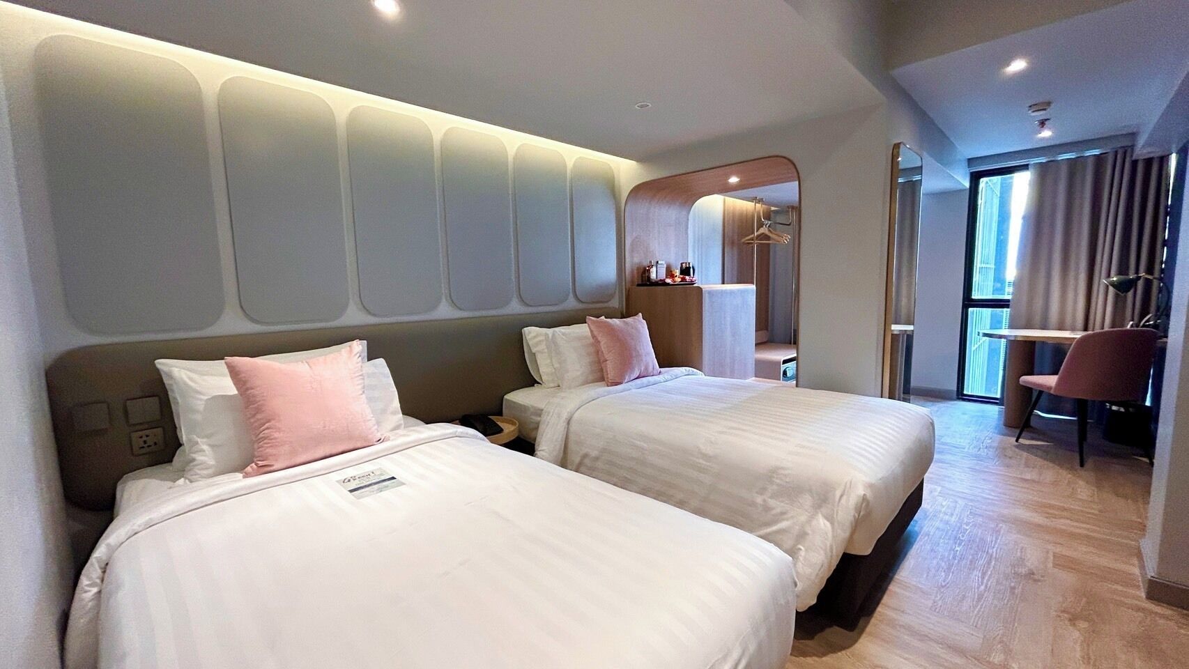 Estúdio standard, 2 camas de solteiro | Cofres nos quartos, escrivaninha, cortinas blackout, Wi-Fi de cortesia