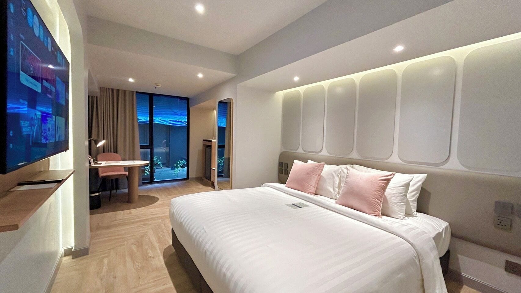 Cofres nos quartos, escrivaninha, cortinas blackout, Wi-Fi de cortesia