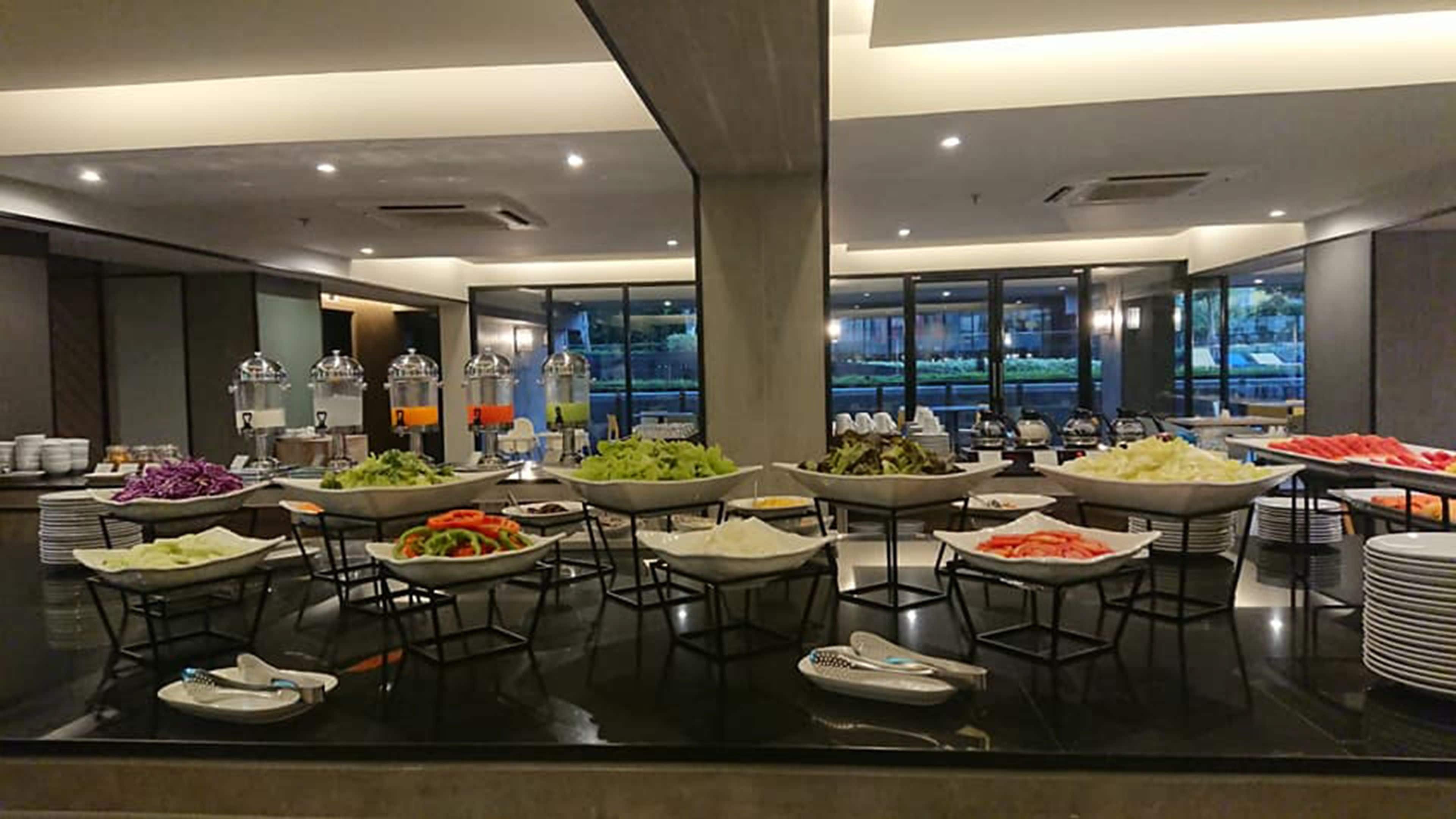 Un buffet proposant une variété de plats et des distributeurs de boissons en libre-service.