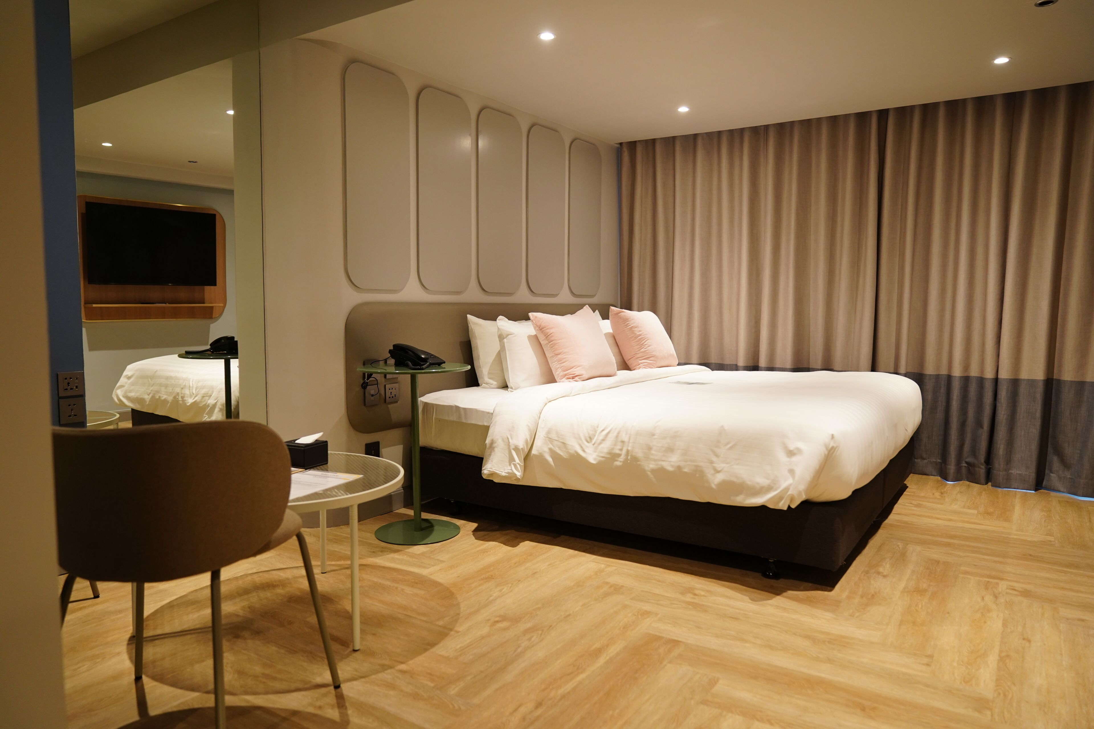 尊贵双人房 | 客房内保险箱、办公桌、遮光窗帘、免费 WiFi