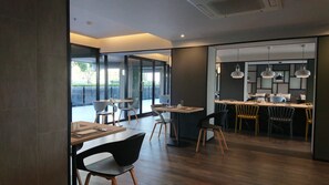 Se sirven desayunos, almuerzos, cenas y cocina local e internacional 