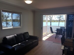 Deluxe-Ferienhütte, 2 Schlafzimmer, Flussblick | Wohnbereich | Flachbildfernseher