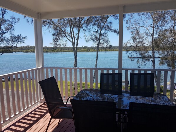 Deluxe-Ferienhütte, 2 Schlafzimmer, Flussblick | Blick auf das Wasser
