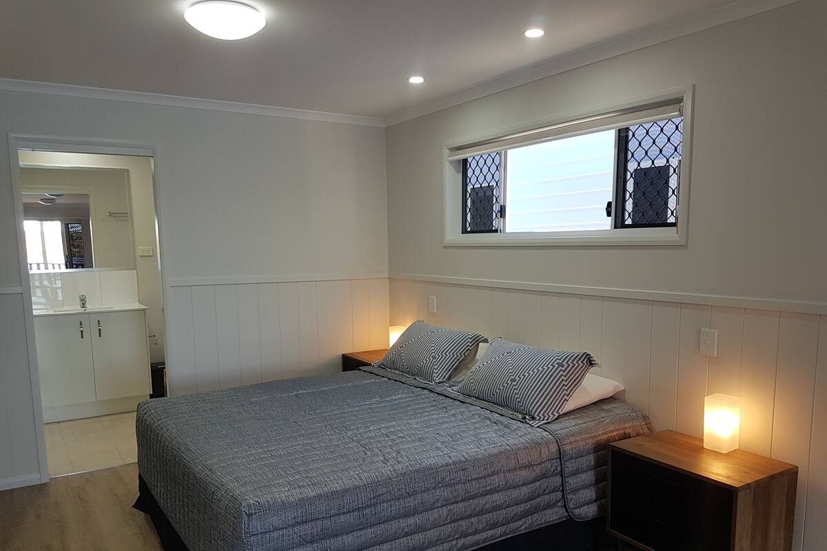 Deluxe Riverfront Cabin | 2 bedrooms, free WiFi, bed sheets