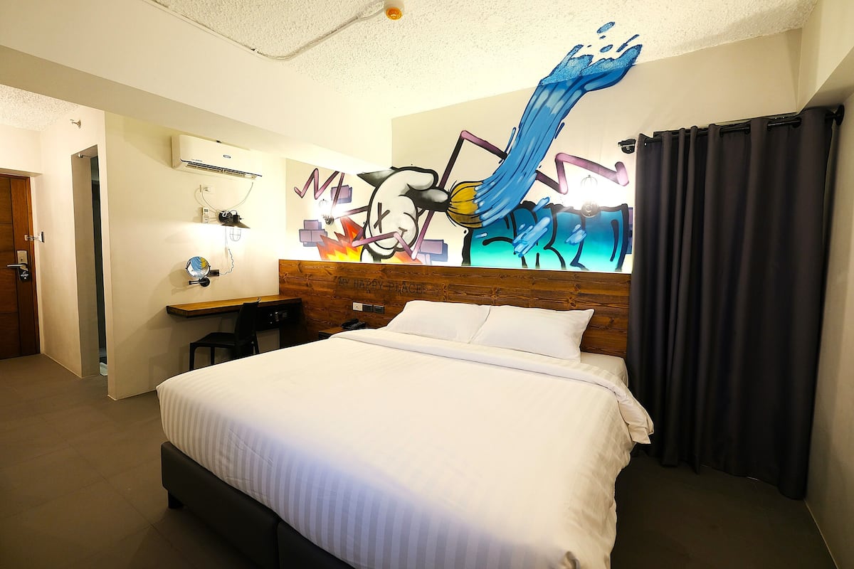 Standard Room | Premium bedding, in-room safe, desk, iron/ironing board