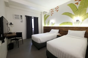 Ropa de cama de alta calidad y caja de seguridad en la habitación