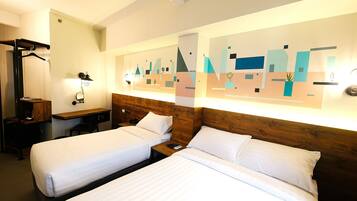 Una habitación de hotel con dos camas, un cabecero de madera, un escritorio y una obra de arte en la pared.