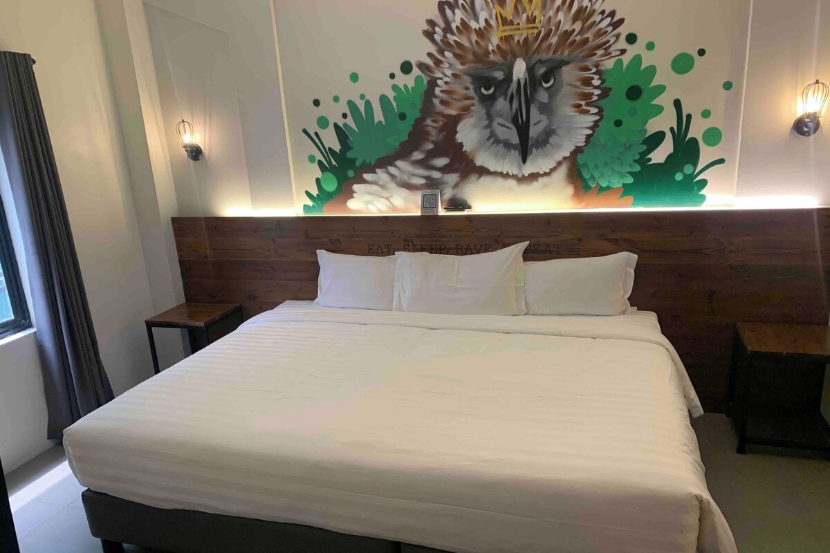 Ropa de cama de alta calidad y caja de seguridad en la habitación 