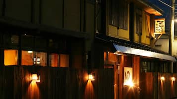 施設の正面 (日没後)