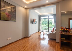 ميني بار وخزنة داخل الغرفة وطراز فريد لكل وحدة ومكتب