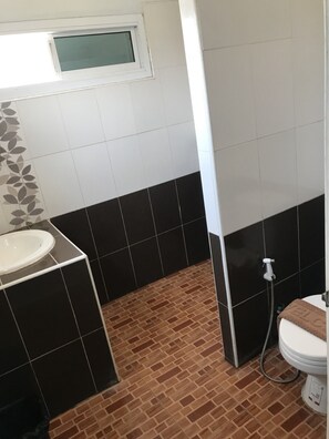 Standard Double Room | Bathroom | Shower, free toiletries, towels