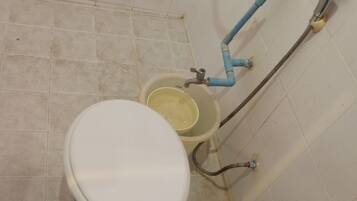 Standard Twin Room | Bathroom | Shower, designer toiletries, towels