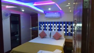 Habitación Deluxe (With AC 9PM to 6AM time) | Escritorio y camas supletorias gratuitas