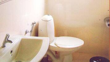 Ducha, artículos de higiene personal gratuitos y toallas