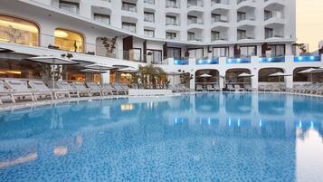 Una piscina techada, una piscina al aire libre de temporada