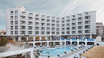 Una piscina techada, una piscina al aire libre de temporada