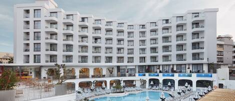 Alberca techada y alberca al aire libre por temporada