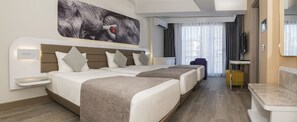 Standard trippelrum | Sängtillbehör av högsta kvalitet och minibar