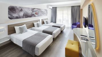 Habitación de hotel con dos camas, un escritorio, una silla, un espejo grande y una obra de arte en la pared.