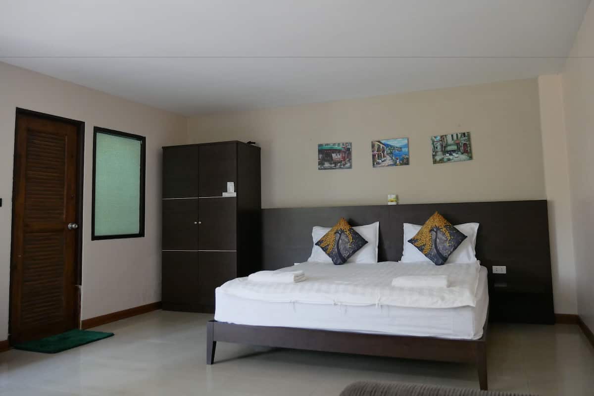 Blackout curtains, free WiFi