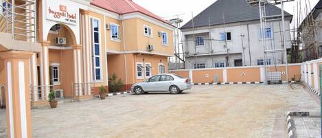 Fachada de la propiedad