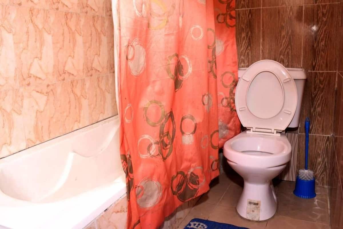 Bañera, bañera profunda, artículos de tocador gratuitos, toallas