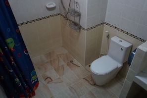 Shower, free toiletries, towels - Thonkla Happyhome (Uttaradit)