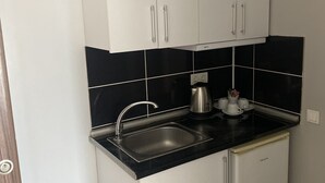Triple Room | Private kitchen | Coffee/tea maker, refrigerator (on request), electric kettle - Edirne Adres Karaağaç (Edirne)