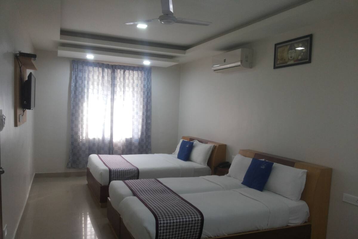 Premium bedding, in-room safe, desk, iron/ironing board