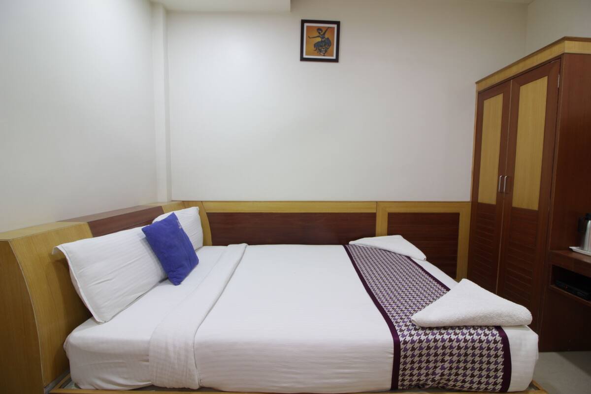 Premium bedding, in-room safe, desk, iron/ironing board