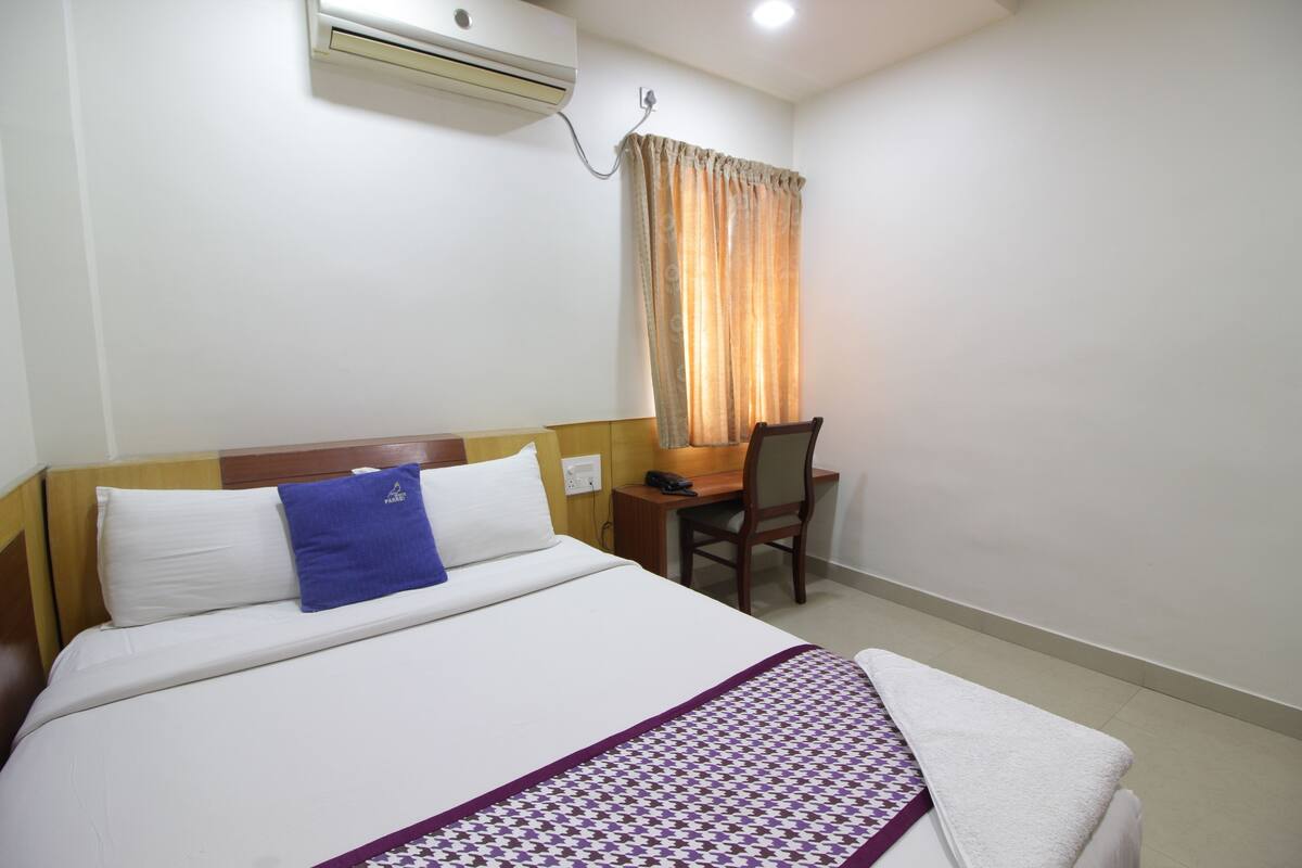 Premium bedding, in-room safe, desk, iron/ironing board