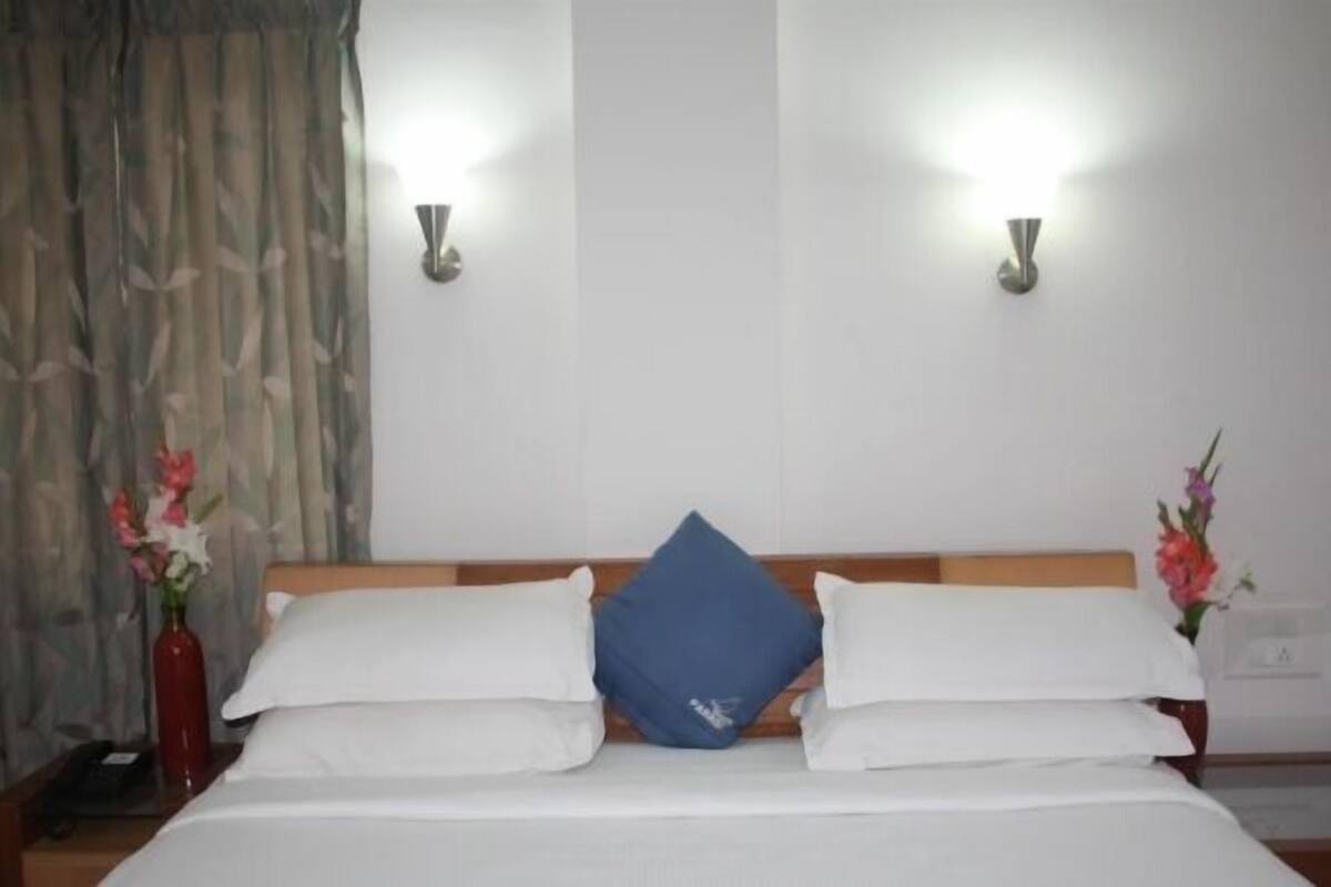 Premium bedding, in-room safe, desk, iron/ironing board