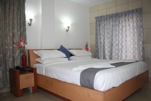 Premium bedding, in-room safe, desk, iron/ironing board