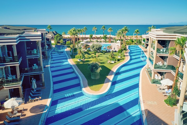 Una piscina techada, una piscina al aire libre de temporada, sombrillas