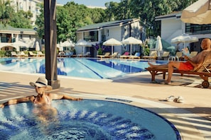 Innenpool, AuĂenpool (je nach Saison geöffnet), Sonnenschirme