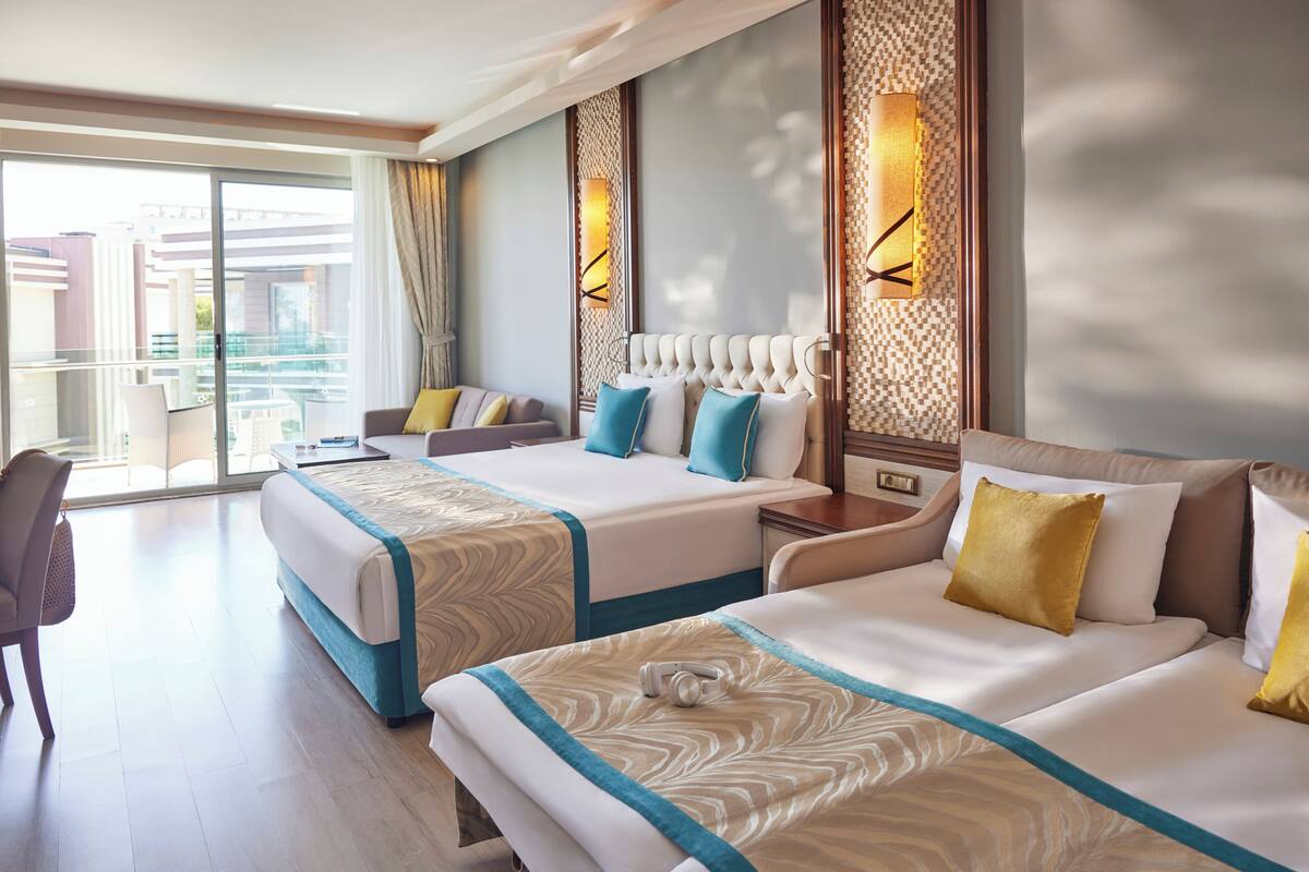 Double Room Superior Lagoon Partial Sea View | Minibar, in-room safe, desk, cribs (free)