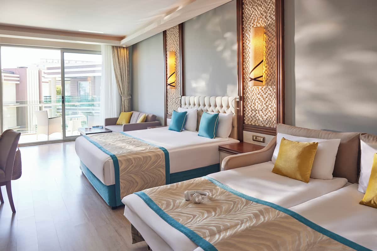 Double Room Superior Lagoon Partial Sea View | Minibar, in-room safe, desk, cribs (free)