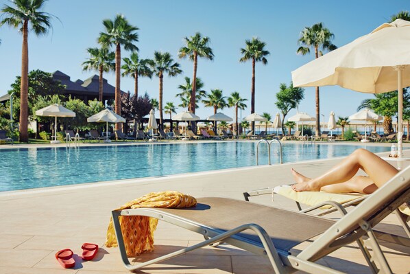 Kapalı yüzme havuzu, sezonluk açık havuz, havuz şemsiyeleri, şezlonglar 