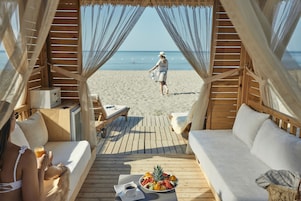 Playa privada, camas de playa, sillas reclinables de playa, sombrillas